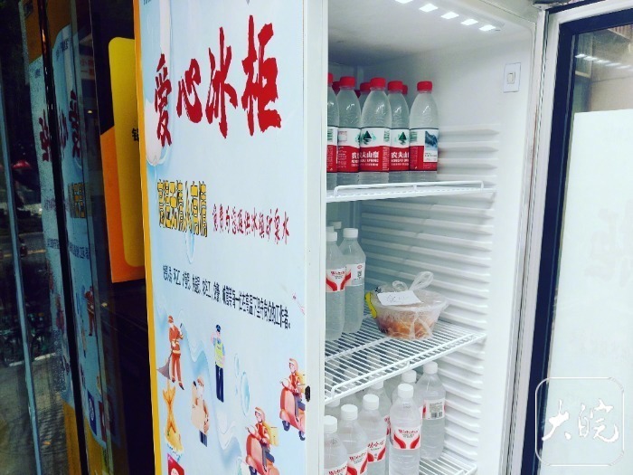 合肥暖心饭店设免费套餐+爱心冰柜：30元单人餐管饱，冰水任取！高温下的城市温情