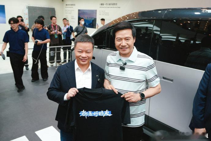 雷军送给车企同行们的T恤分别送给王传福、李斌、何小鹏、李想真营销大师大v聊车