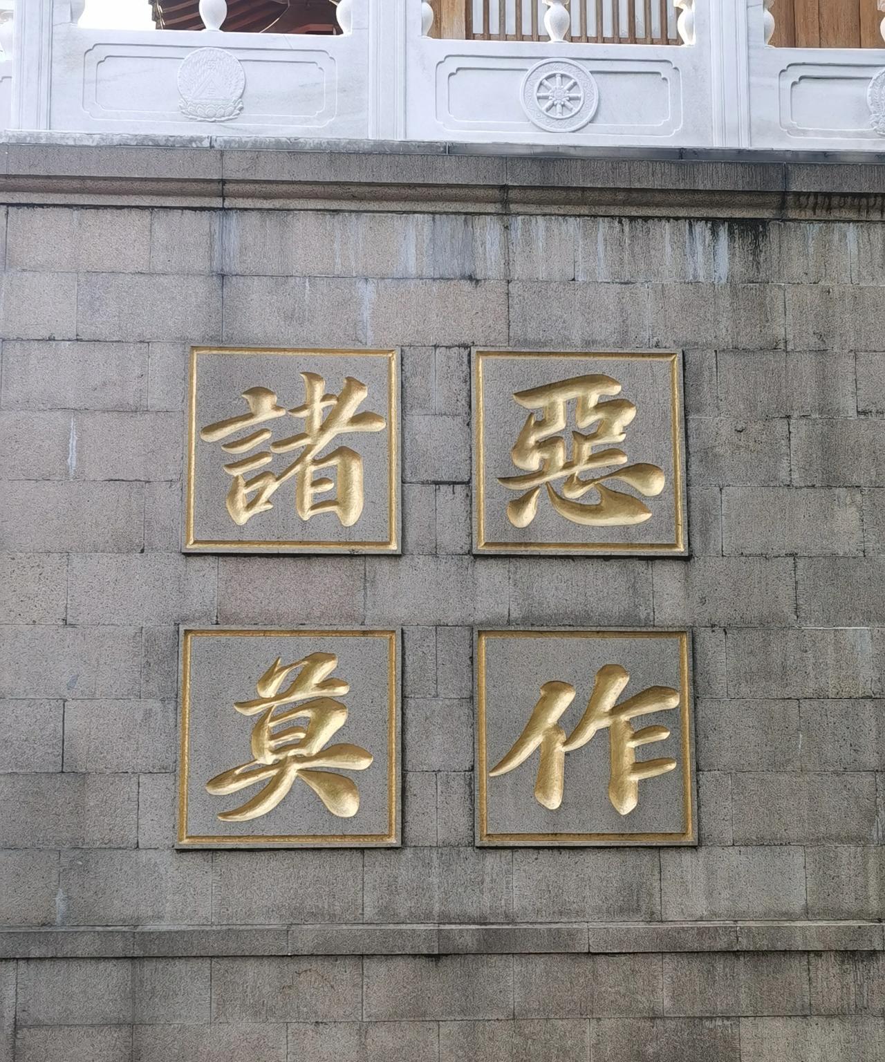 医院免陪护规则出来了，个人感觉跟物业公司一样，买房子就得接受我的服务。不管服务咋