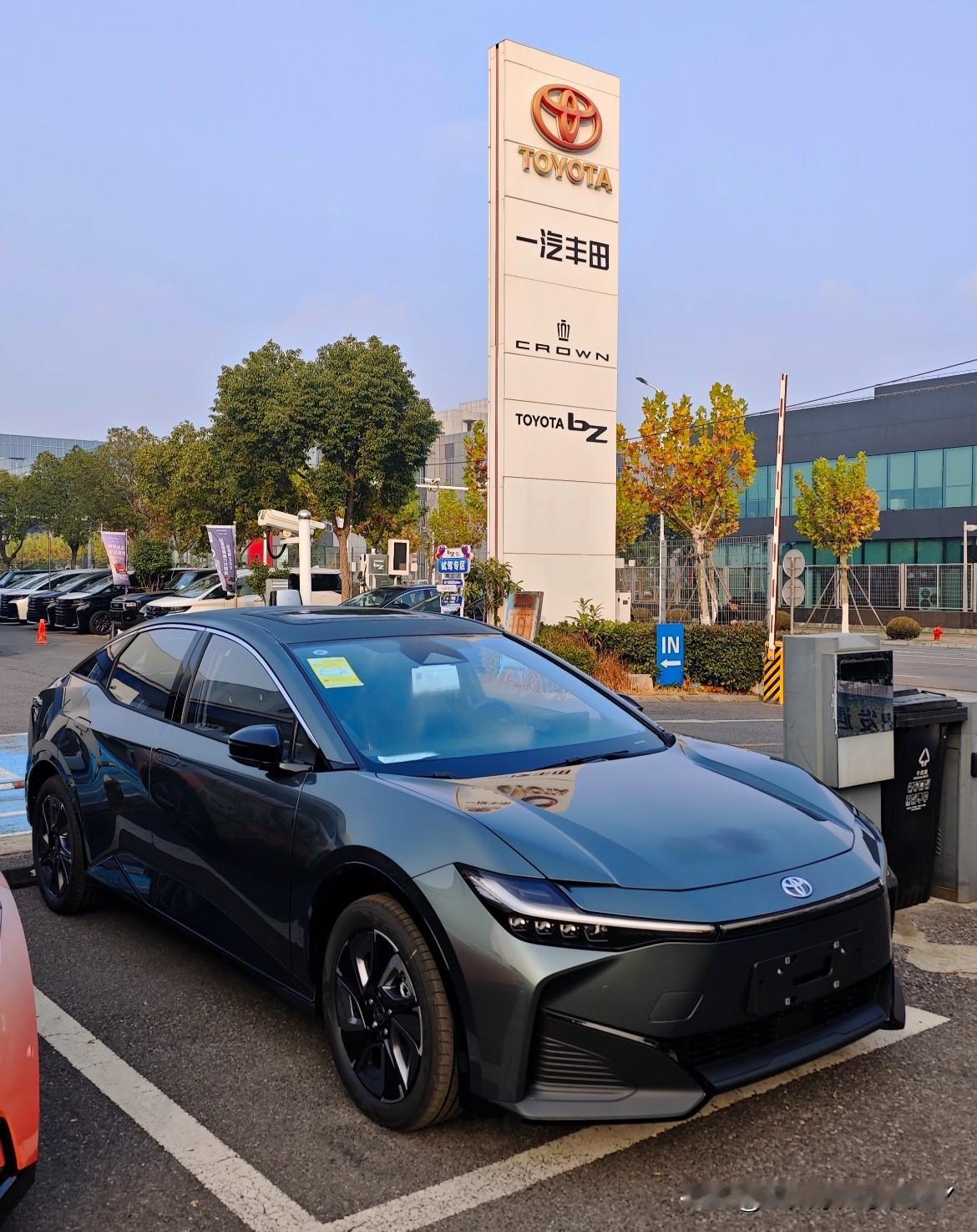 ‼️‼️据知名汽车博主韩路爆料，一汽丰田bZ3目前终端裸车只要9万多。要知道，B