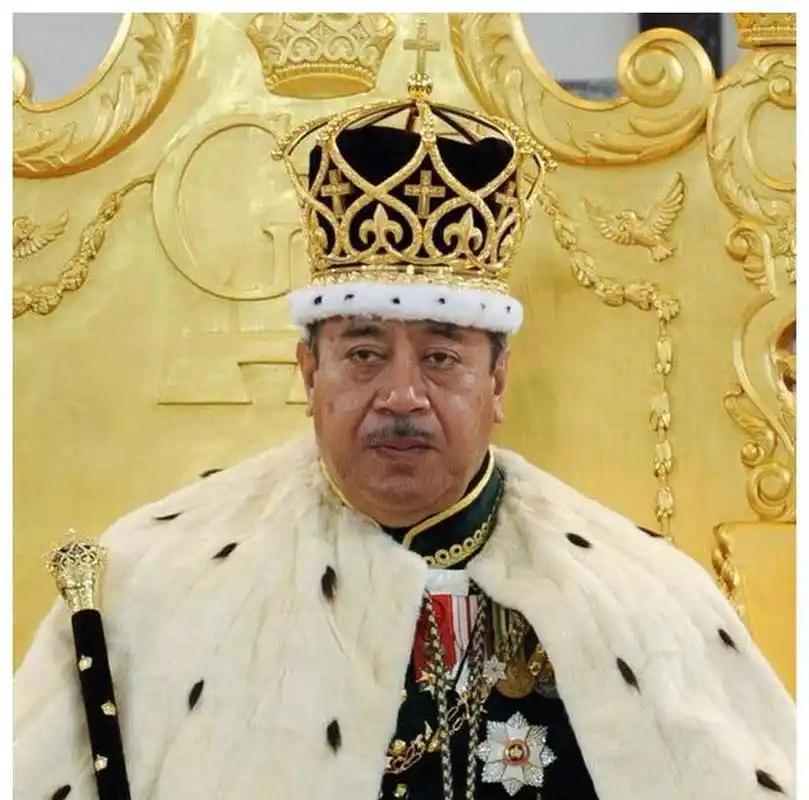 汤加国王和王后访华。查了一下，汤加是太平洋上一个小国家，人口10万。这欢迎阵仗，