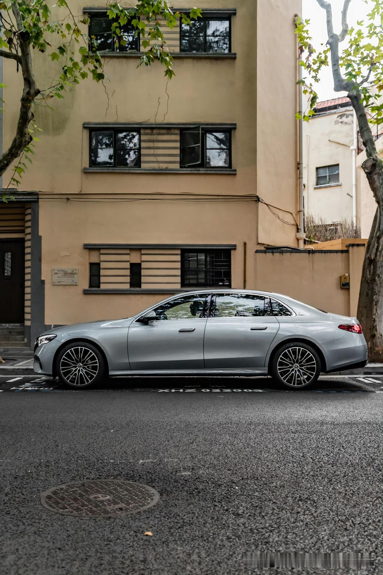 当我还在思考插混、增程谁更省钱时，朋友发来了奔驰E300L自驾810公里油钱38