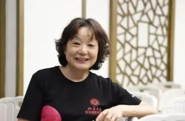 77年恢复高考第1位女状元，语文差1分到满分，49年过去了她过得怎样？这个女孩叫