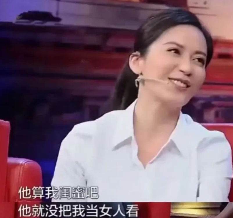 2021年，金星问俞飞鸿：“你都50岁了，为什么还没有结婚？”俞飞鸿笑道：“我也