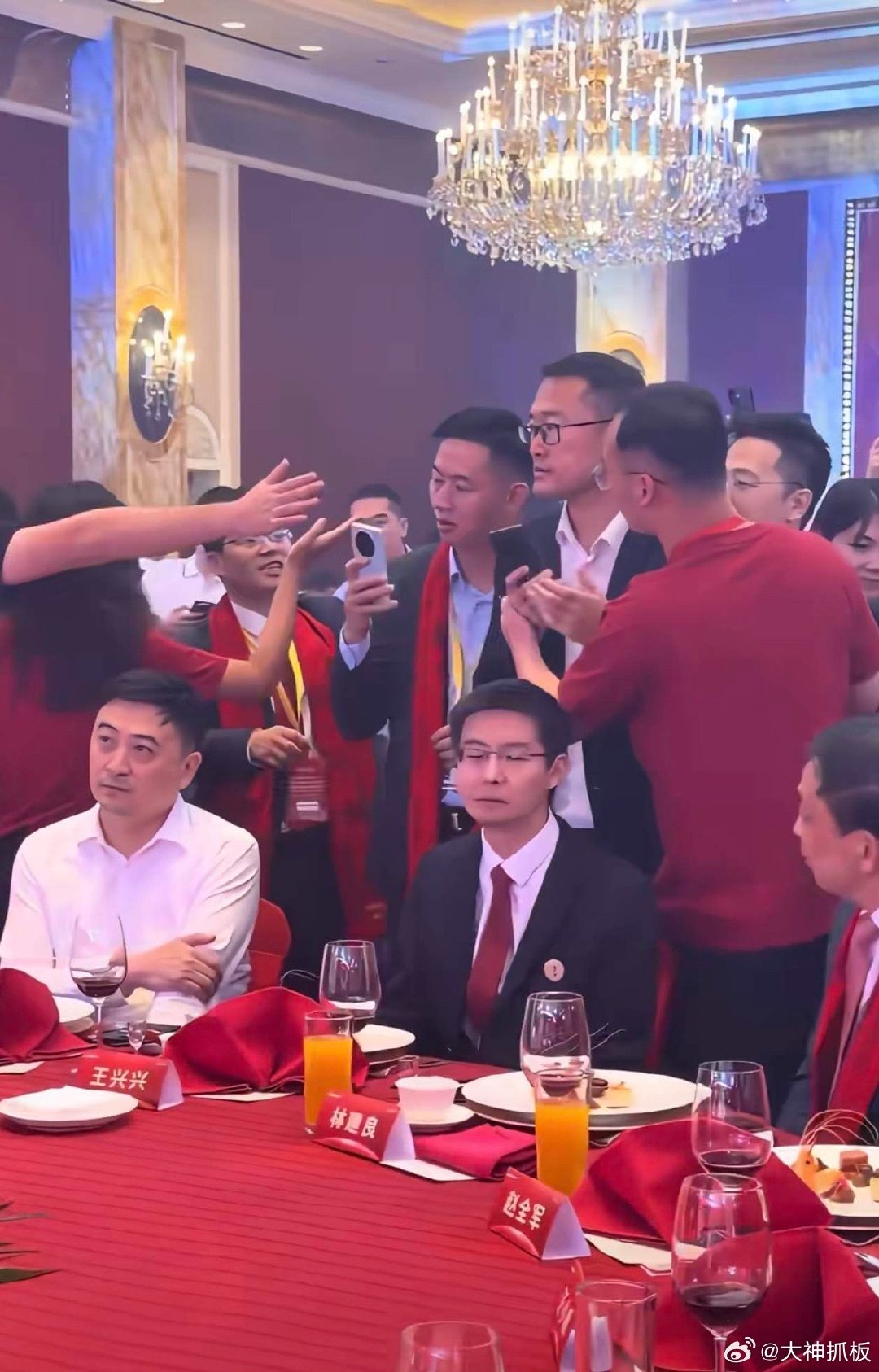 王兴兴全程不笑据说是被要求的要做好表情管理不能太高兴据说上次长鑫也一样为啥王力宏能坐主桌呢​