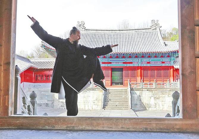 别再给武当山那两万多名老外鼓掌了！这根本算不上文化输出，本质上是一场文化领域的