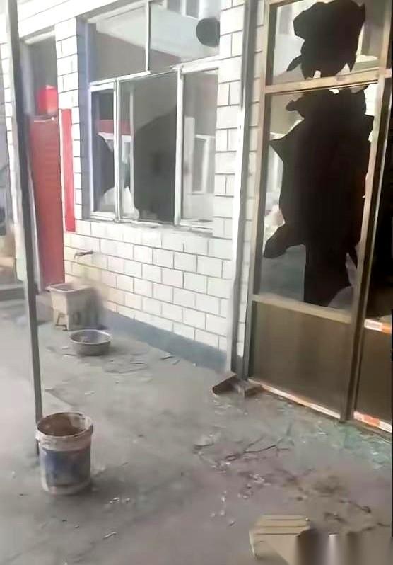 就为了一条栓着绳的狗，一条人命没了，一个家也毁了。你说这事儿闹的。本来多大点