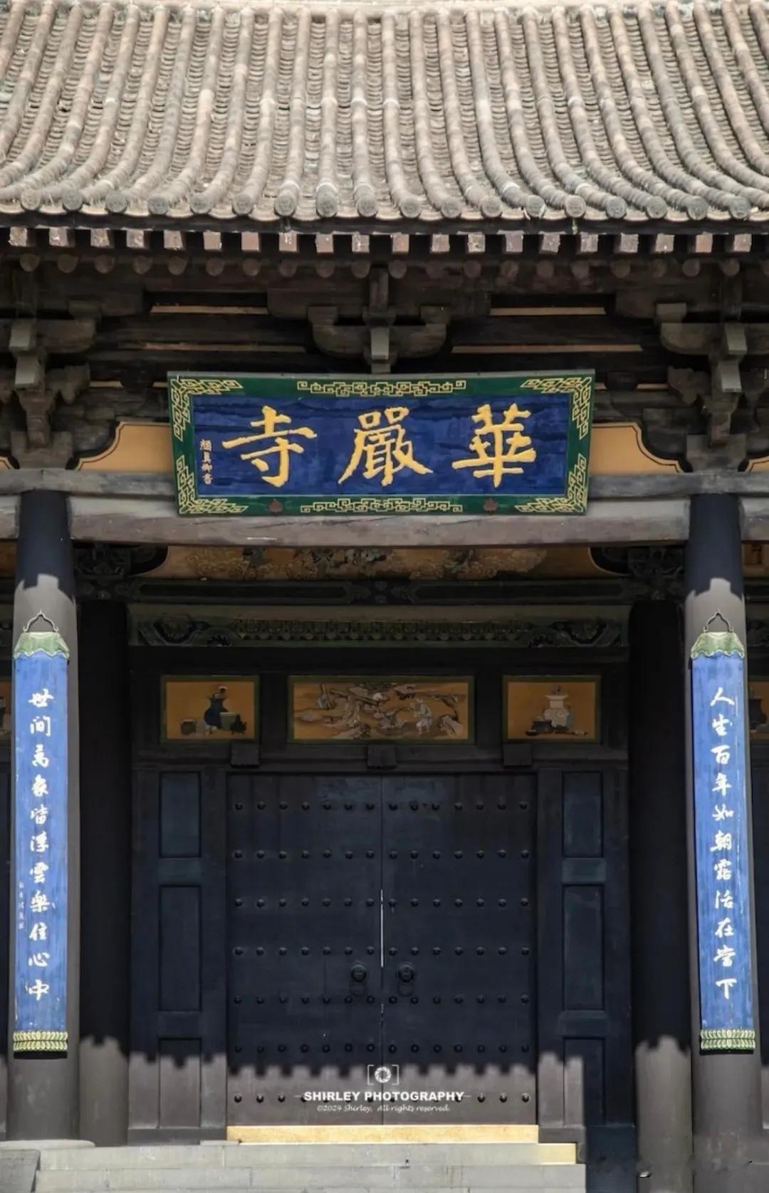 前几日趁着假期自驾晋北，专程打卡大同华严寺。很多游客进门直奔网红合掌露齿菩萨，