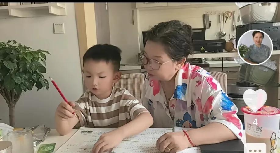 天呢，太不可思议了！老杜竟然变柔情了，有了孙子在身边画面都不一样了，感觉很温馨，