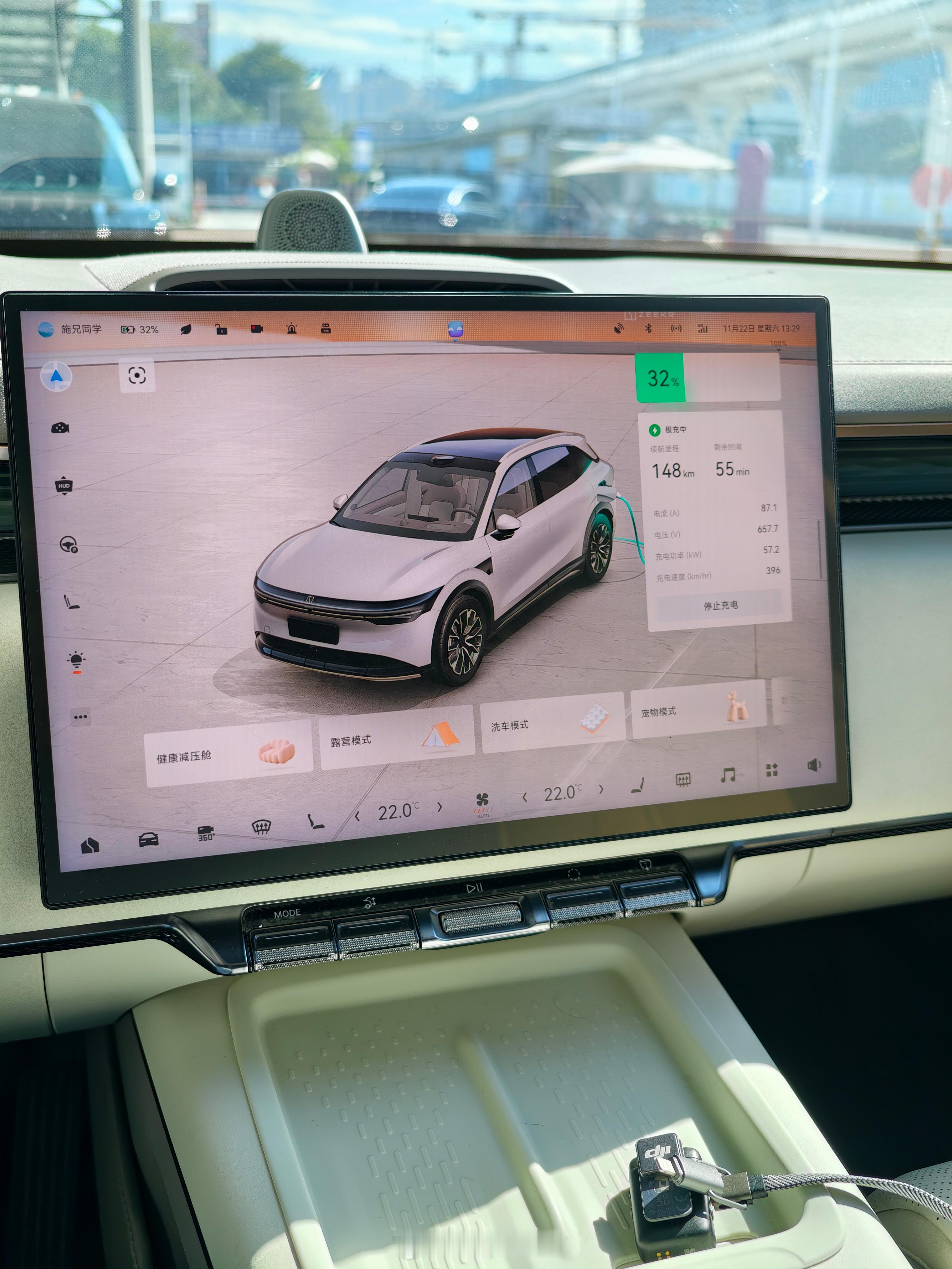 充电最难受的就是所有充电桩都在同时充电，功率都被抢了，充满70%居然需要55分钟