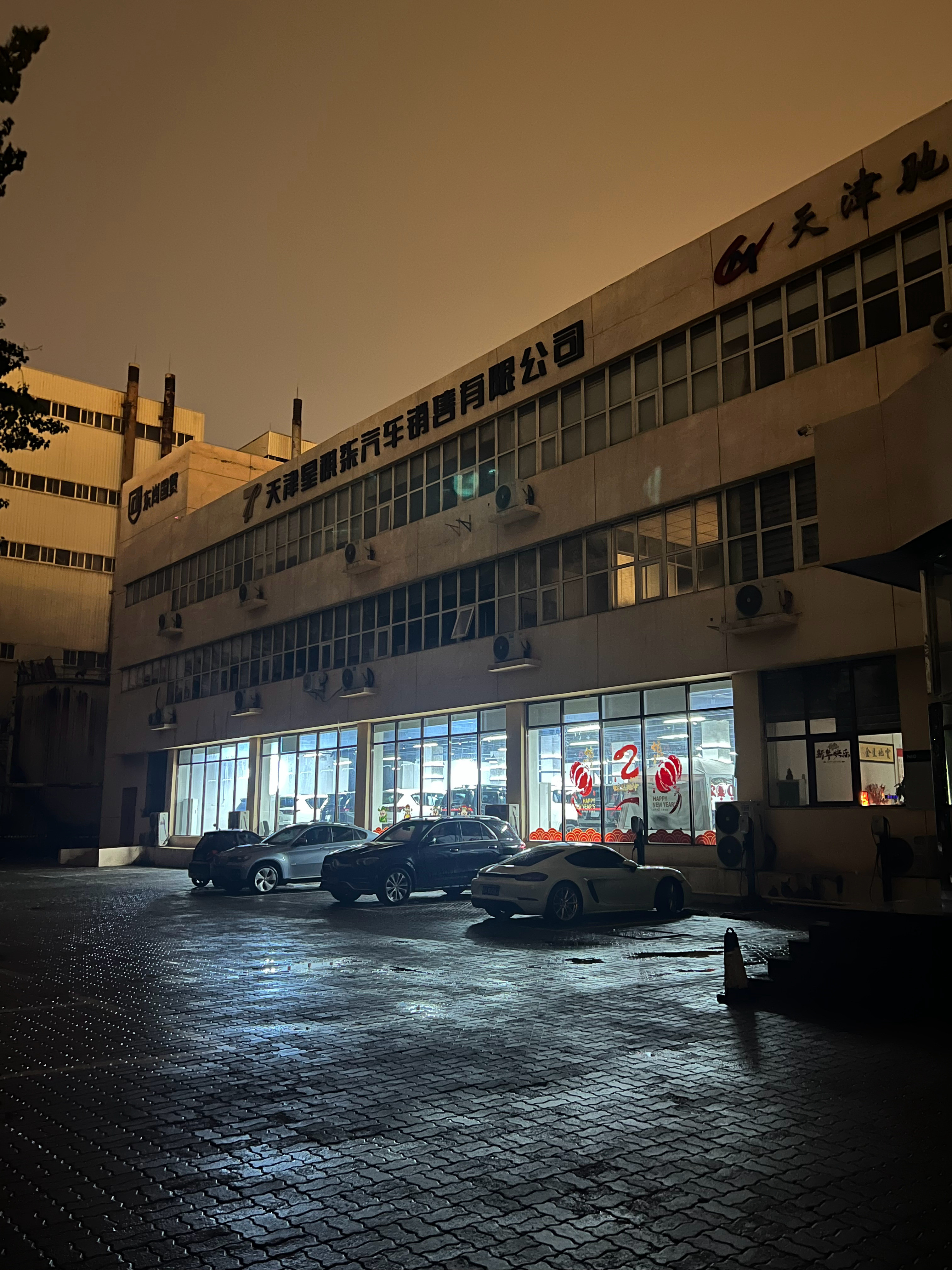同行邻居是挺拼的有的人现在就是公司员工用一个号轮流直播，24小时不停的那种​