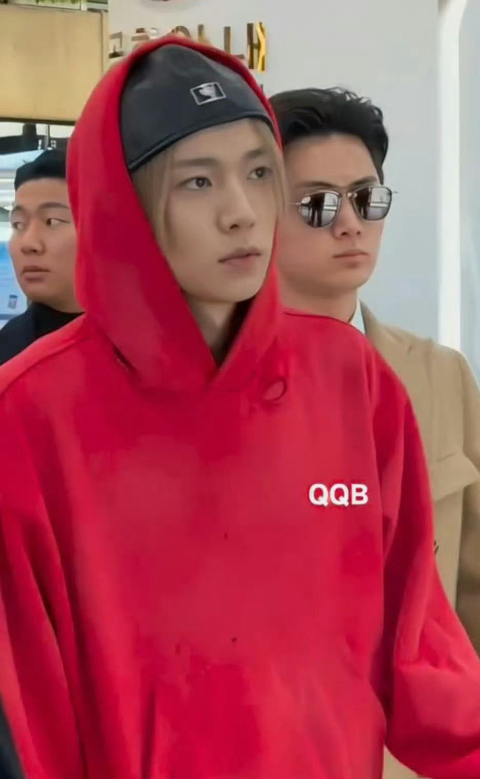 富婆哦，出门还带个小方当保镖