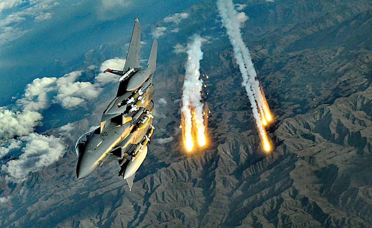 导弹真会撅着屁股追战斗机绕圈缠斗吗？这绝对是影视创作的最大谎言，现实中空战从不是