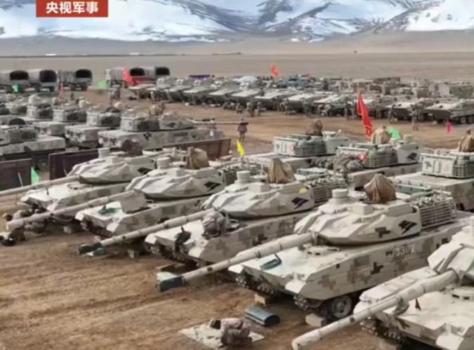 外媒报道消息，我国重型合成旅已经出现在中印边境敏感地区附近。一眼看去，全部都是清