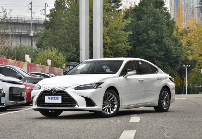 当年加价五万还要排队的“凌志”，如今优惠八万、落地不到25万，这种反差确实让老车