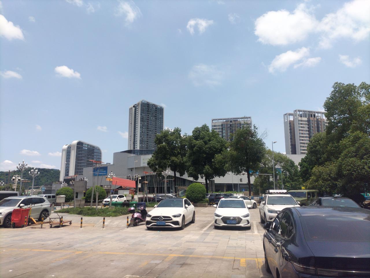 好久没坐出租车了！基本上都是打网络车。出租车虽然打表按历程结算，但计算线路不