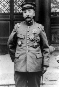 1900年，张作霖想要卢寿萱做妾，便上门提亲，可卢父嫌他是土匪，坚决拒绝。没想到