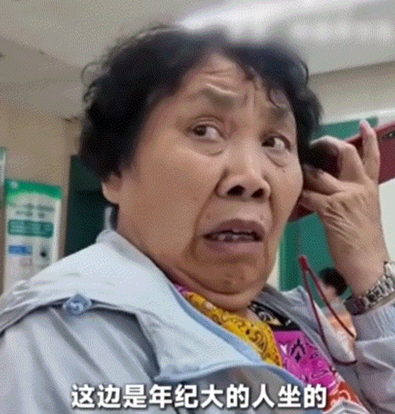 火到央视网了！江苏，一男子偶遇15年未见的高中班主任，男子一眼就认出了班主任，但