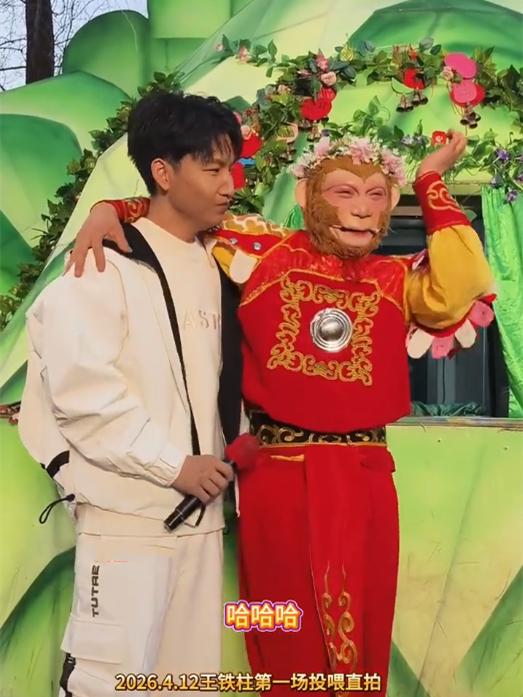 刘筱亭打卡长春动植物公园，受邀登台与雪饼猴互动！德云社刘筱亭在长春动植物公园的相