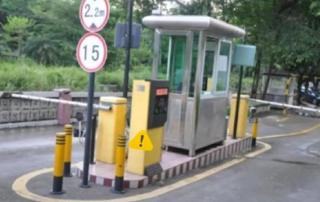 河南新蔡这事儿，看得人后背发凉。孩子在学校人没了，这本来就是天塌下来的事。