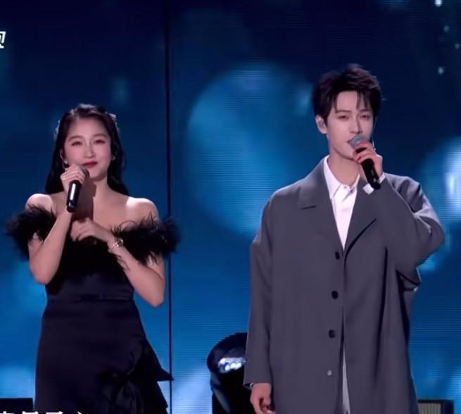 关晓彤和李昀锐同台，这肤色差也太离谱了吧？12月31日卫视跨年晚会，两人合唱《