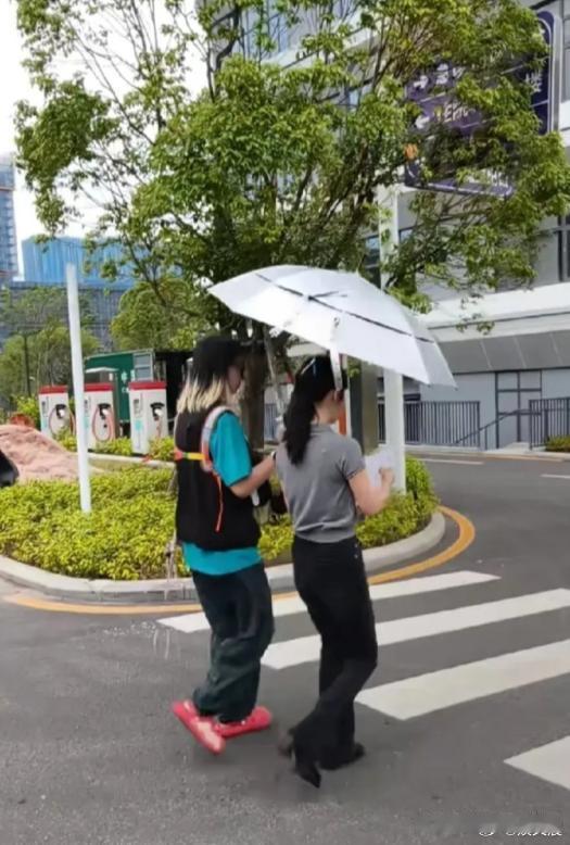 谭松韵现身漳州拍戏，原生镜头下颜值在线，身形比例优越，并没有网传那般娇小。