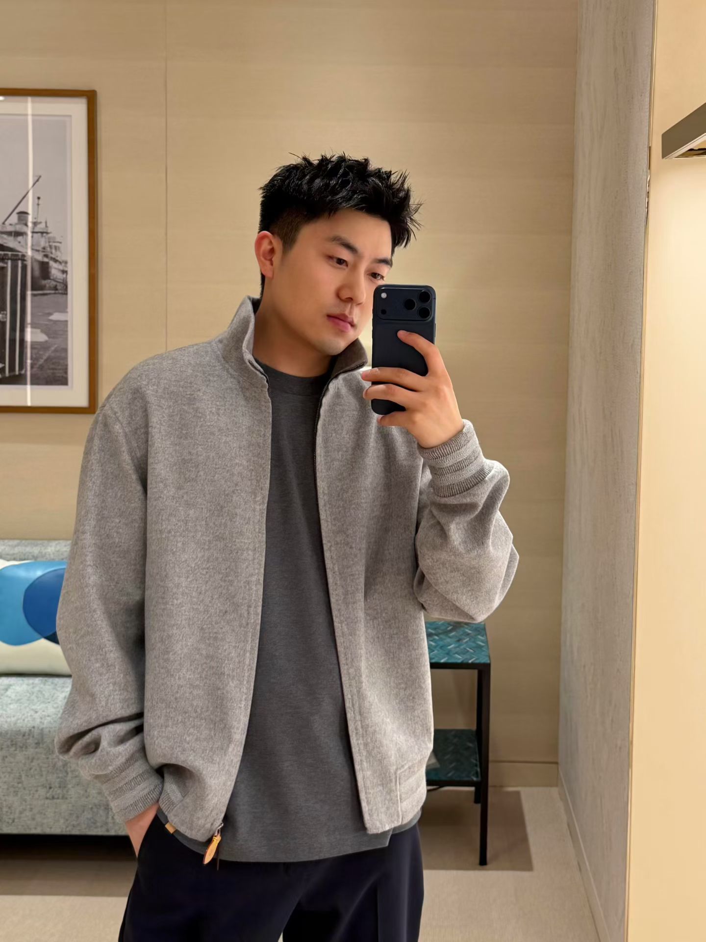 大家帮我看看这两件，哪个更能衬托我的帅气？