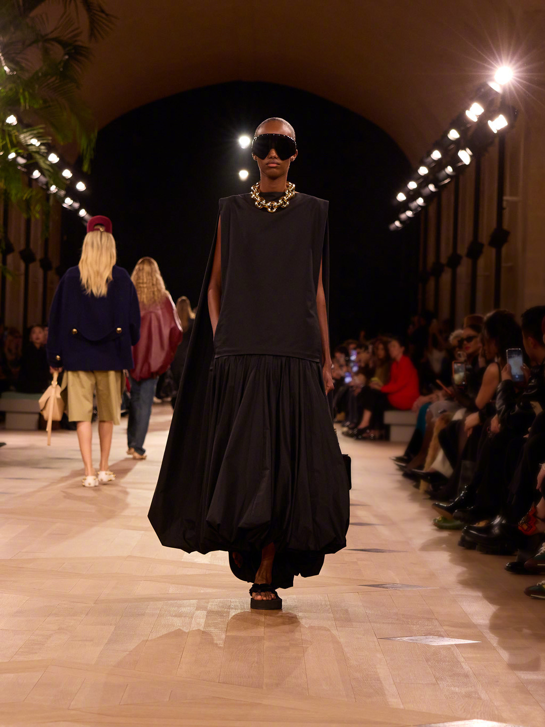 亮相北京国际电影节张小斐和马思纯。作为主竞赛单元评委的张小斐身着巴黎世家夏季26