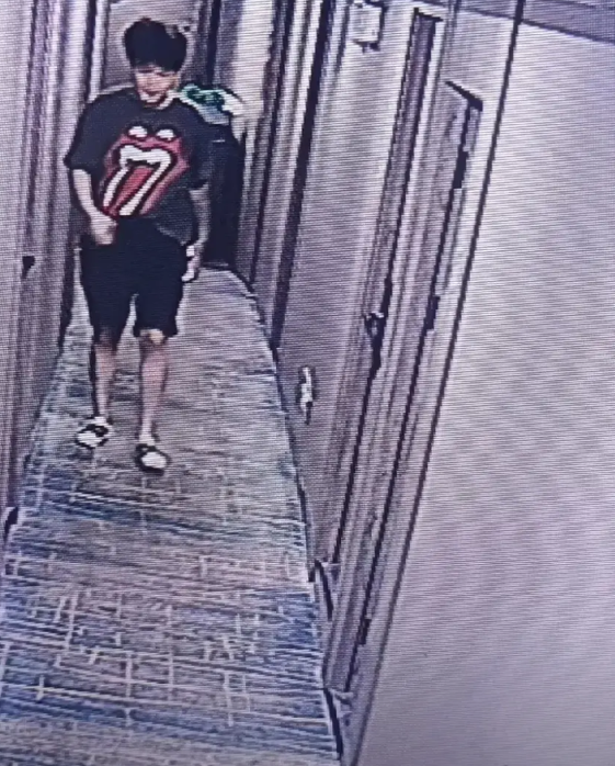 图片中这两个坏料在我们酒店住了一天，第二天说续住，前台小妹催了5次交房费，骂骂咧