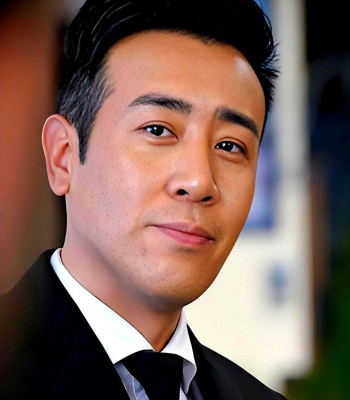 怎么有的人，越老越值钱？于和伟这张脸，年轻时总被导演说“带股子算计”，递来的