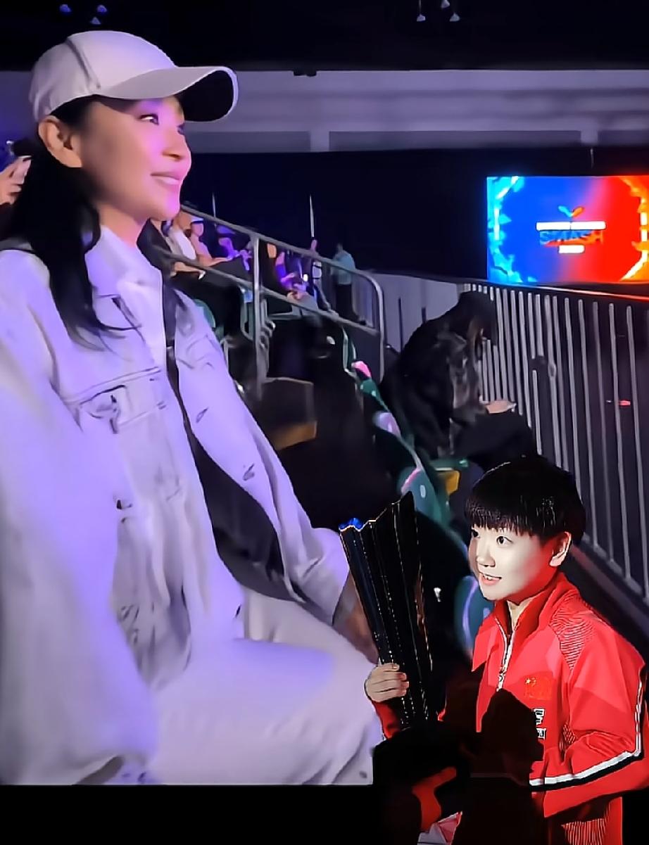 孙颖莎颁奖现场好热闹，大家都很兴奋。莎莎抱着奖杯来回晃动着。镜头转播过来竟然看到