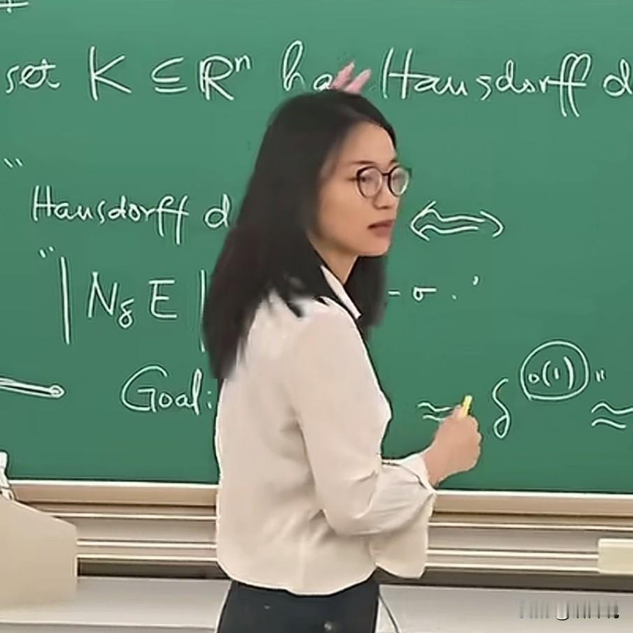 王虹得了菲尔兹奖后，众人翻出了她上课时的视频，说实话她的粉笔字写的很好看，跟她的