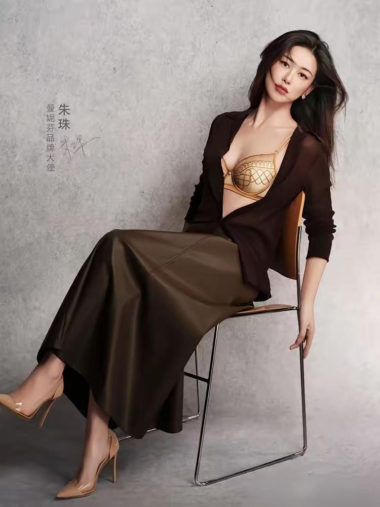 38岁的朱珠，穿着紫色内衣的照片一出，全网炸了，没人在意品牌，全在讨论她那股劲儿