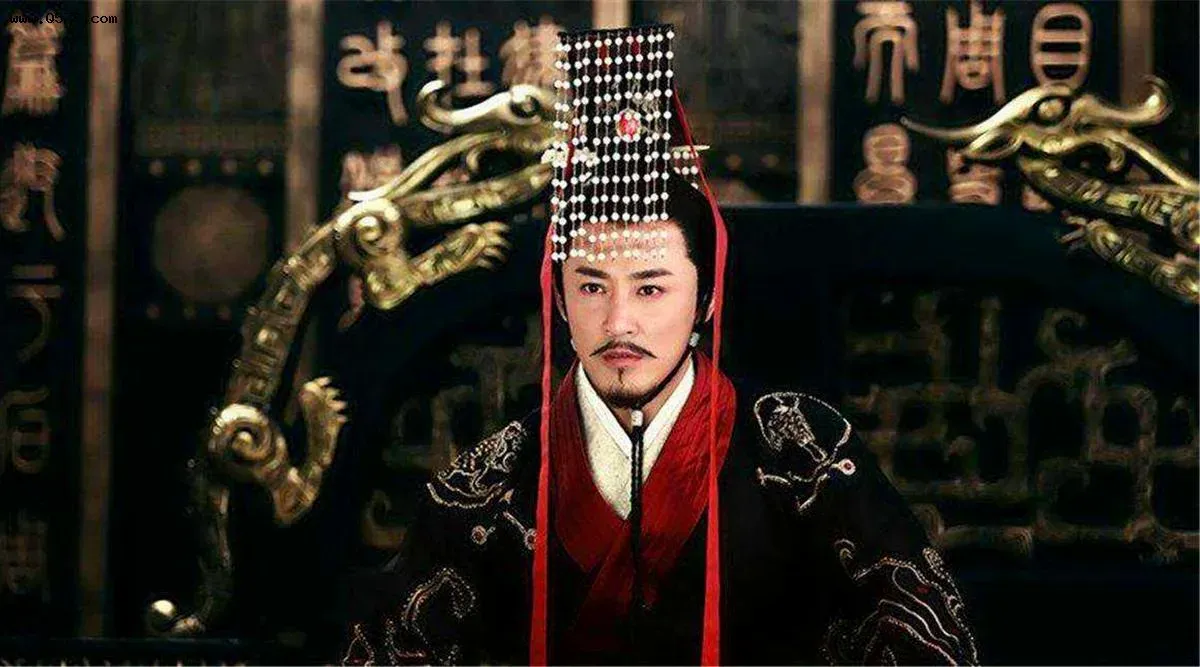 汉朝，汉元帝偷偷溜入王昭君的寝宫内，要强行宠幸她，昭君拼死抵抗：“陛下，明日我便