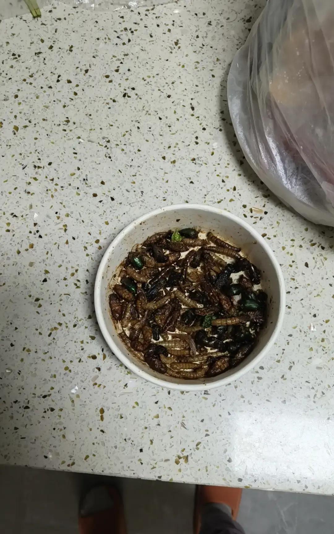 抖音抗癌博主“我”切掉卵巢那天起，夜里像被塞进蒸笼，十分钟一身汗，枕头能拧出水。