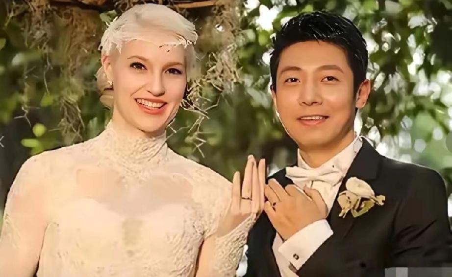 主持人问撒贝宁：“你跟老婆平时用什么语言交流？”撒贝宁说：“我跟她沟通不了，她