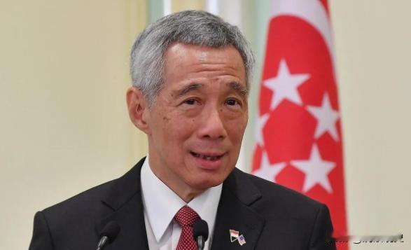 新加坡现在的别扭状态，说白了就是——如果中国弱，它不值钱！如果中国太强，它就没位