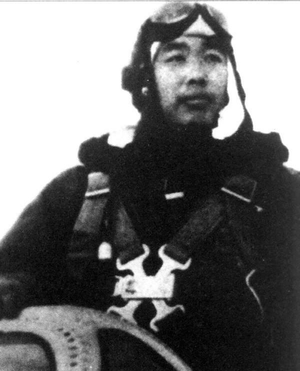 1951年10月，飞行员华龙毅满身鲜血靠在一块石头上，看着手提斧头围上来的陌生面