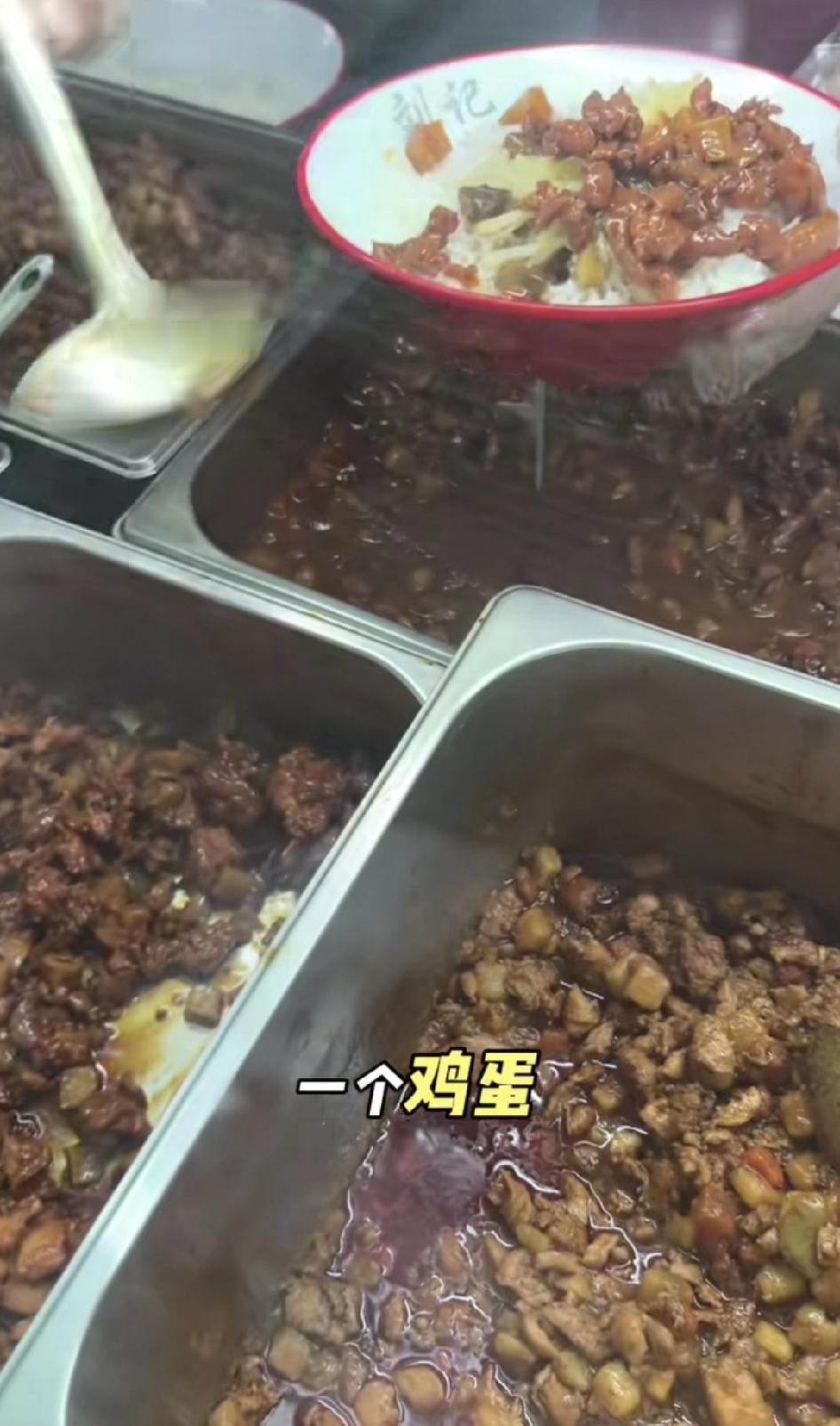 现在的大学生可太会过日子了我每个月给女儿两千块当生活费，她居然把这钱专门当