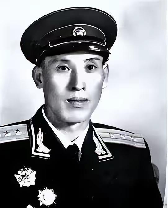 1959年，郑其贵在街上散步，突然有一个人抱住他：“师长，是我啊！”郑其贵看了对