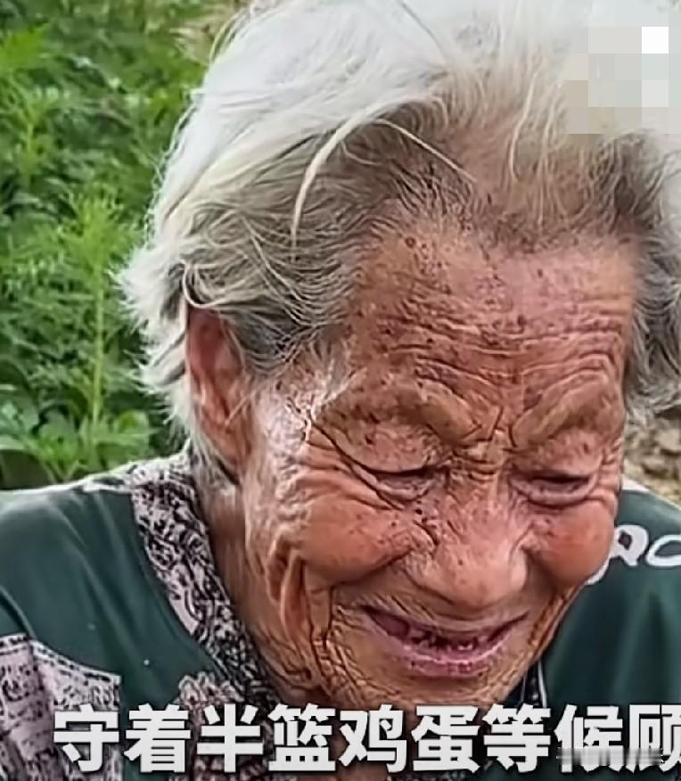 近日，山东潍坊一白发奶奶坐在路边守着半篮鸡蛋等候顾客，一名小伙路过，对白发奶奶说