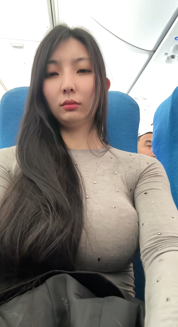 清理手机，发现了赶早班机的我