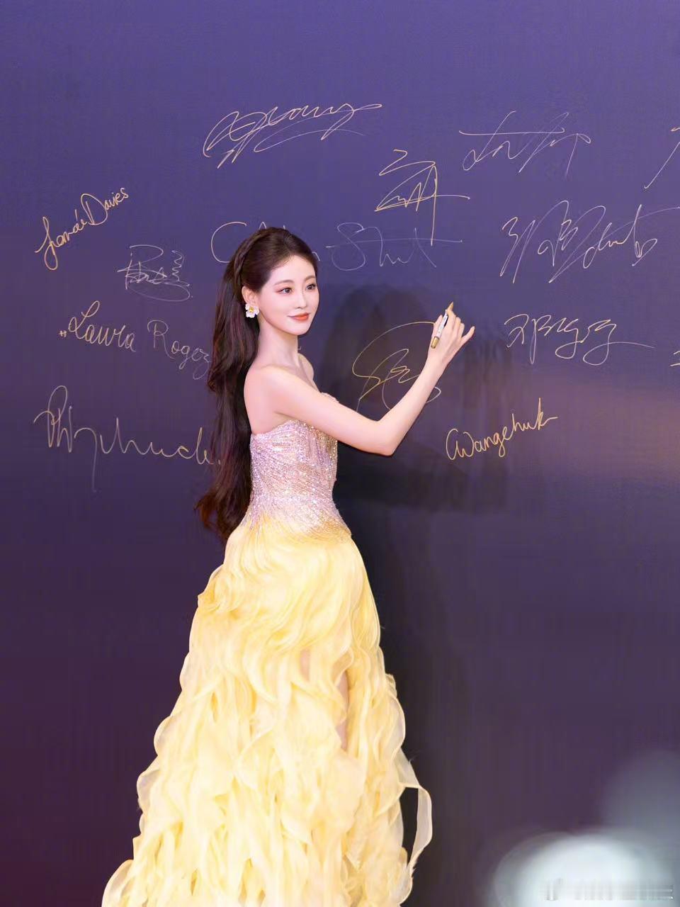 谁看了不心动！祝绪丹一身金色流光长裙仙气飘飘，公主头衬得她娇俏又温柔，五官精致到