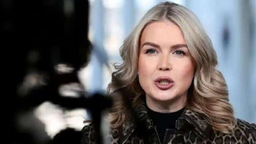 美国的发言人莱维特。特朗普看上的美国大美人。也是美国的门面。今年28岁莱维特与