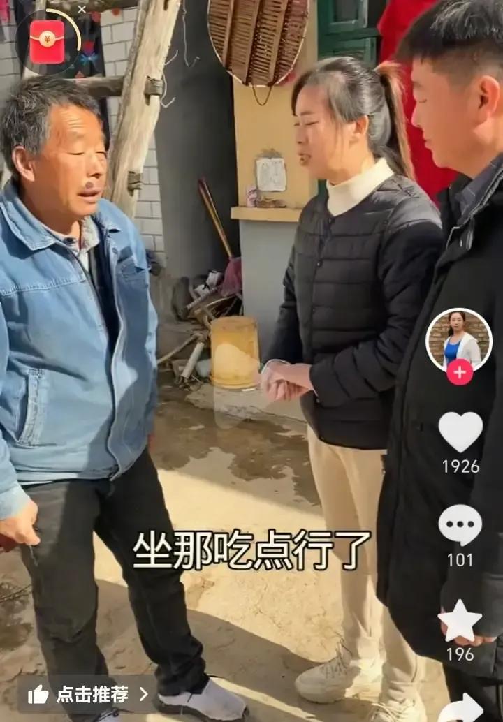 小丽把镜头对准公公，老头五点摸黑起床，先蒸馒头再喂猪，顺手把院子扫得连片落叶都找