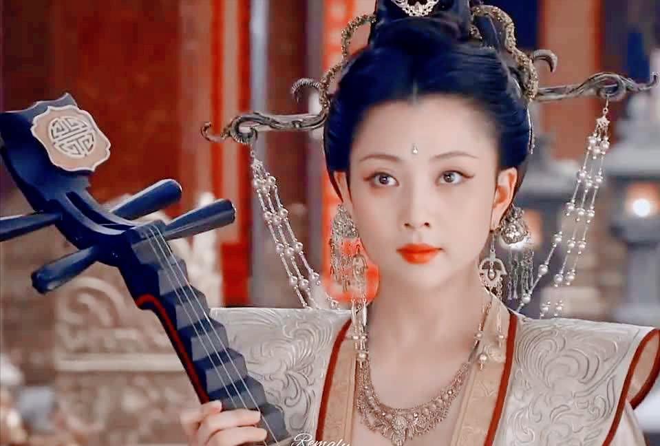 北宋年间，赵匡胤在外御驾亲征，弟弟赵光义溜进他宠妃花蕊夫人的住所。赵光义心中急切