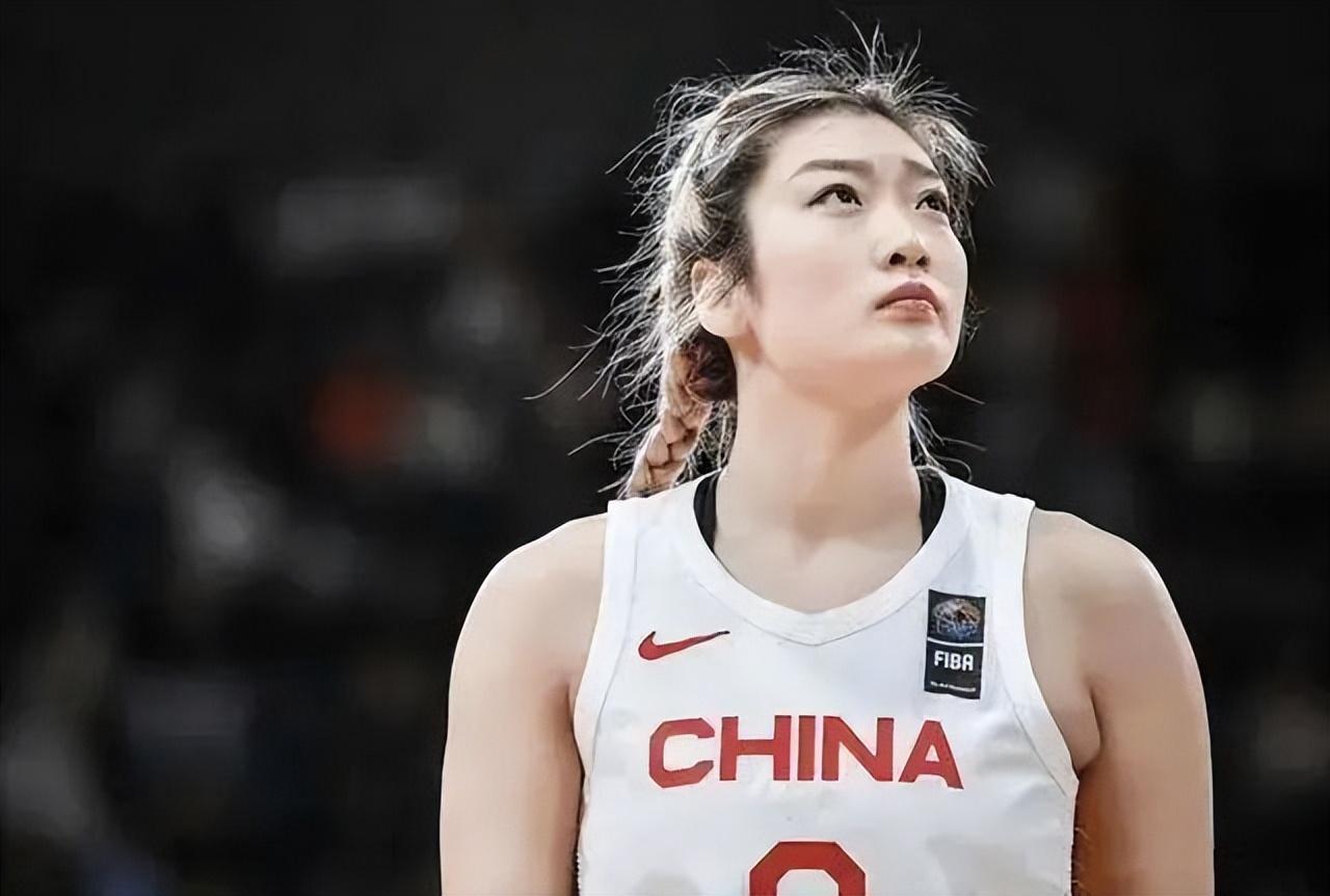 憋了四年没吭声的中国女篮球员李梦，这次终于公开回应了多年的争议。2026年9月1