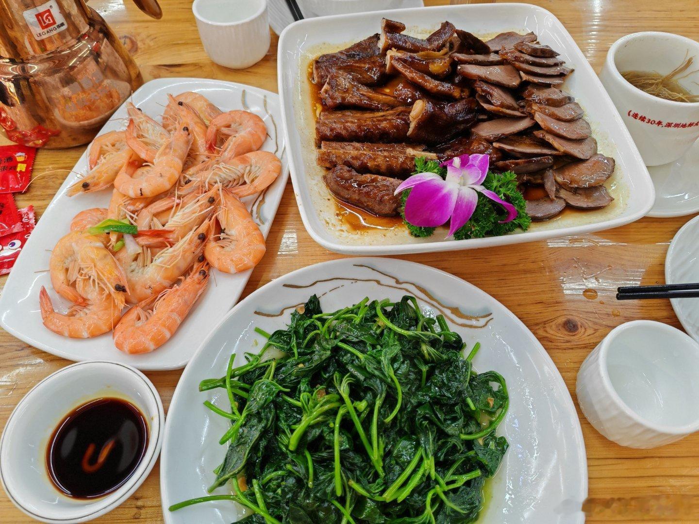 前几天请杭州的朋友逛了深圳某大排档，说实话，广东大排档的美食，深不可测，只要食材