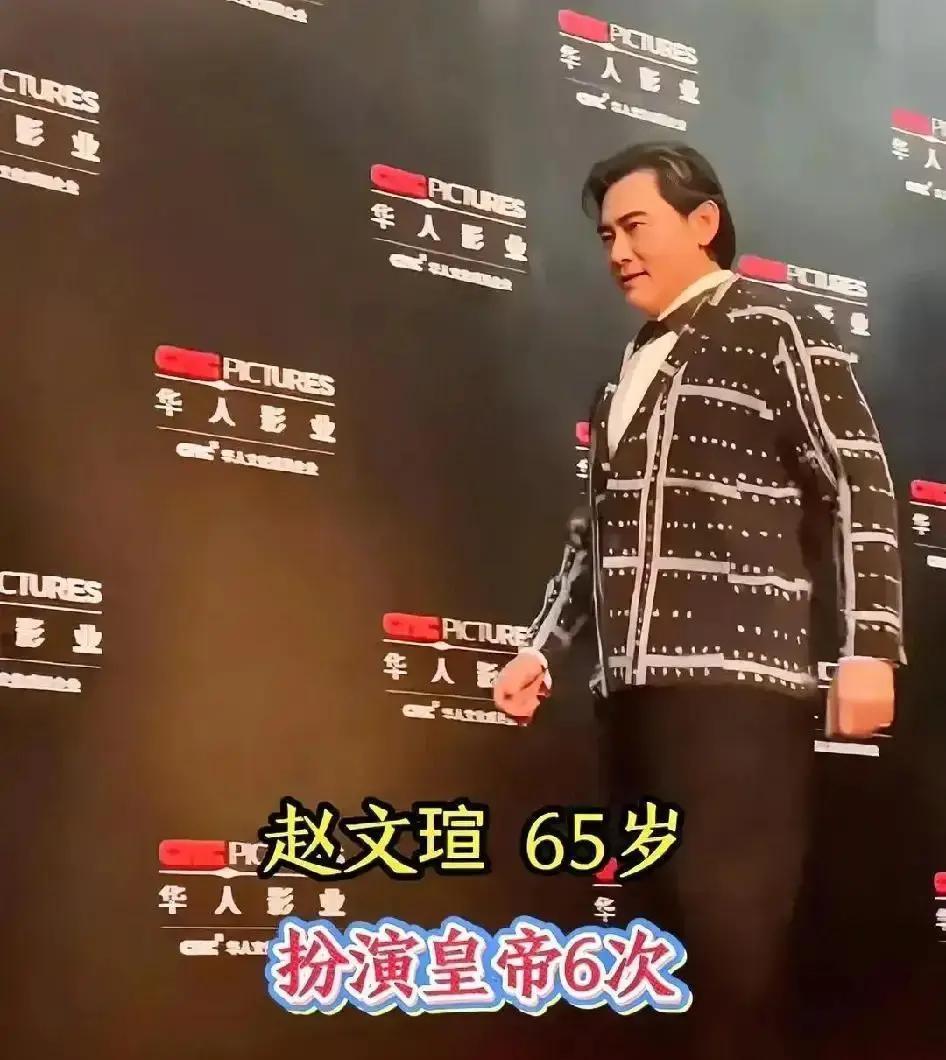 凌晨三点，横店影视城棚顶滴水砸在龙袍上，唐国强把剧本撕成碎片，吼出一句：嬴稷临死