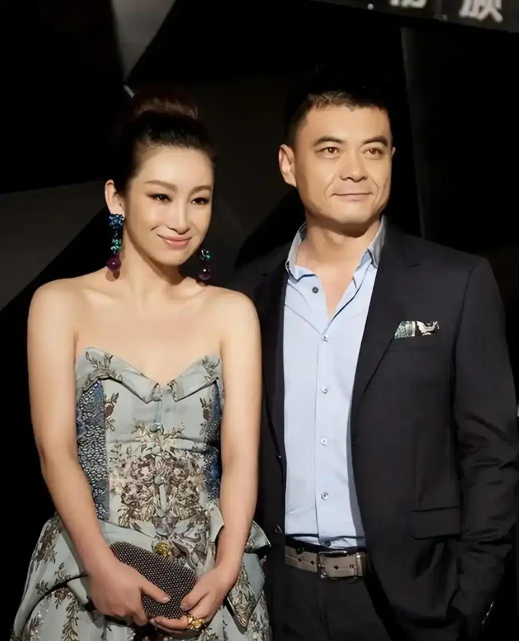 演员秦海璐说：“当年，我费尽心思把王新军追到手之后，突然有一天他告诉我，亲爱的，